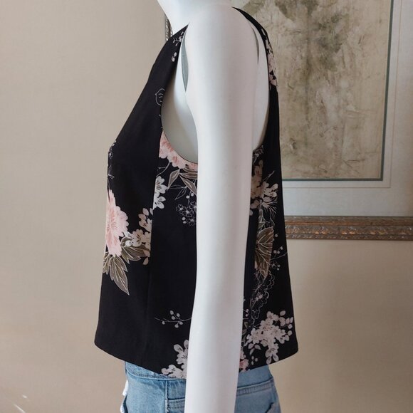 Dynamite Sleeveless Floral Top - Picture 3 of 15